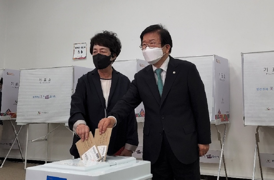 박병석 국회의장 사전투표 “지역 발전 능력 가진 후보 선택해야”