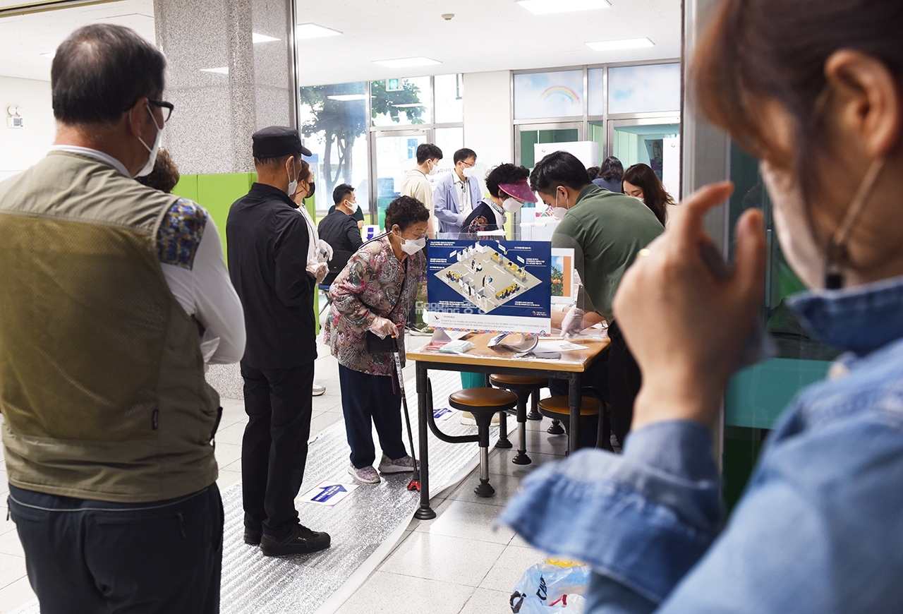 천안시 동남구 신방동 제9투표소인 새샘초에 시민들이 투표를 하기 위해 줄을 서 있다.