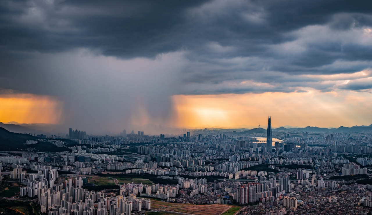 무더위가 기승을 부리던 8월 오후, 갑자기 먹구름이 몰려와 서울 도심에 사정없이 비를 쏟아부었다.(대상_국지성 호우_김주형)