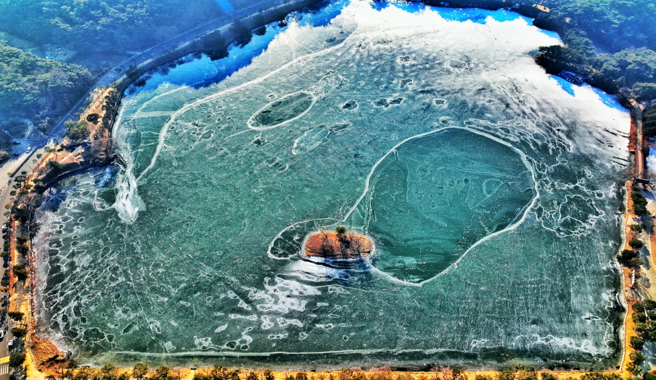 충청북도 제천에 위치한 의림지가 연이은 한파로 얼어붙은 모습을 드론을 이용해 촬영했다.(동상_빙하_남상우)