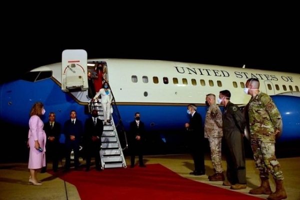 낸시 펠로시 미국 하원의장이 3일 저녁 경기도 오산 공항에서 미군의 영접을 받으며 도착하고 있다./굿모닝충청 정문영 기자