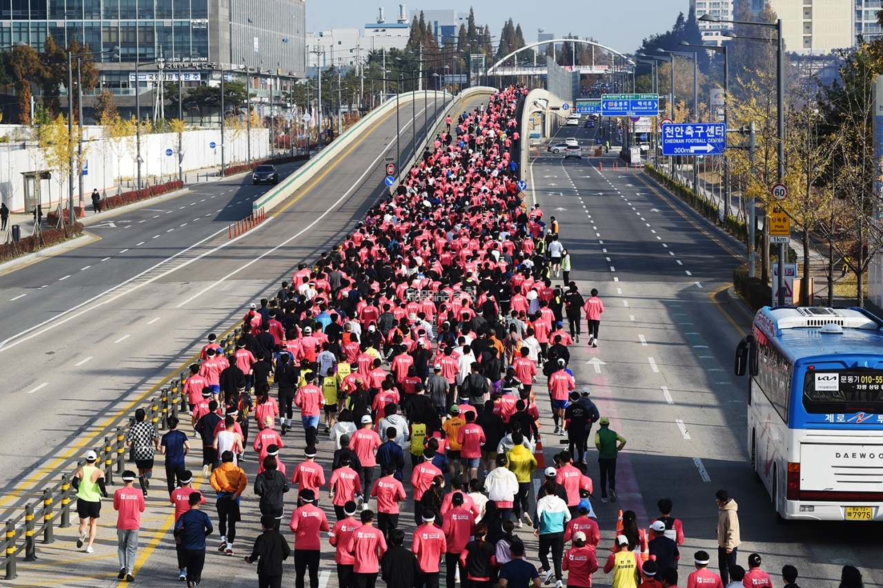 참가자들이 줄지어 달리고 있다(사진=채원상 기자)