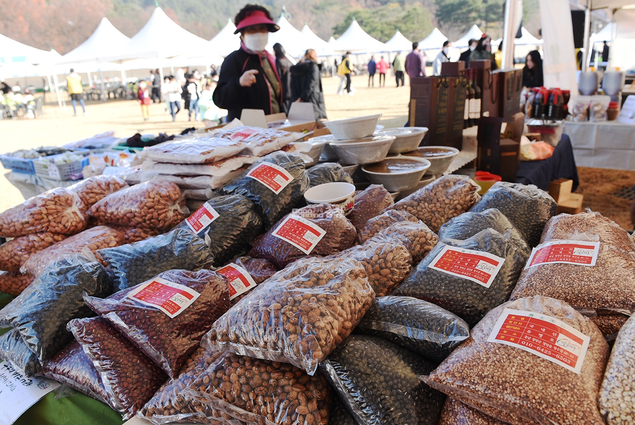 축제장에서 다양한 농산물을 전시 판매하고 있다.