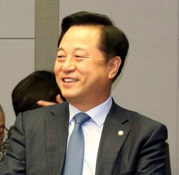 더불어민주당 김두관 의원이 15일 이재명 대표에게 요구되는 ‘질서 있는 퇴진론’에 대해 “단연코 반대한다”는 입장을 밝혔다. 사진=페이스북