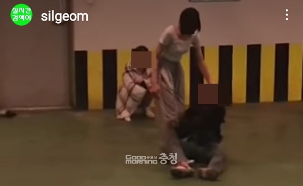 충남 태안군에서 한 중학생이 후배를 폭행하는 영상이 온라인을 통해 유포, 경찰이 수사에 나섰다. (인스타그램 실검 페이지 영상 갈무리/굿모닝충청 이종현 기자)