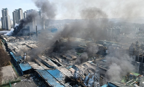 지난 3월 12일 밤 발생한 대형 화재로 큰 피해를 낸 한국타이어 대전공장에 대한 이전 vs 존치 문제가 본격 논의될 전망이다. (자료사진: 굿모닝충청=김갑수 기자)