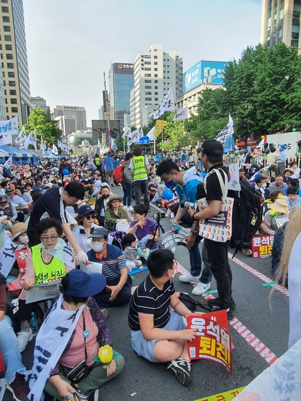 윤석열 퇴진 전국집중촛불집회에 참석한 시민들의 모습.