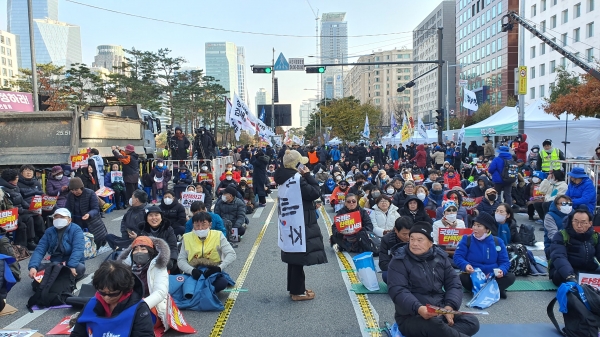 지난 18일 서울 여의도 국회의사당 앞에서 열린 11월 전국집중촛불집회에 참석한 시민들의 모습.(사진 : 굿모닝충청 조하준 기자)