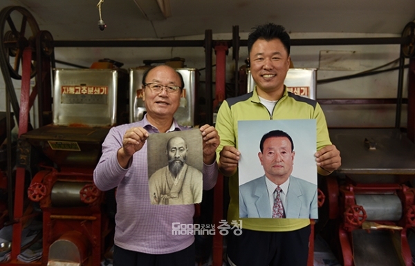 원곤씨와 그의 아들 상훈씨가 서로 할아버지 사진을 들어보이고 있다.