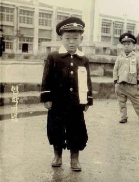 대전 선화국민학교 1학년 입학식 때 모습. 박 시장은 선화다리를 중심으로 학군이 변경되면서 2학년부터 삼성국민학교를 다녔다.