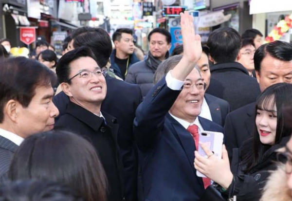허태정(왼쪽) 대전시장이 지난달 대전을 방문한 문재인 대통령과 함께 시민들을 만나고 있다. 사진=허태정 시장 페이스북