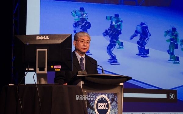 (사진제공=KAIST) KAIST 전기및전자공학부 유회준 석좌교수가 지난 18일 열린 ISSCC에서 아시아 교수 최초로 기조연설에 나섰다.