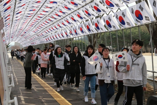 천안 독립기념관 입구에서 내린 교육사랑학생기자단은 두 손에 태극기를 꺼내들고 겨레의집까지 행진을 벌였다.