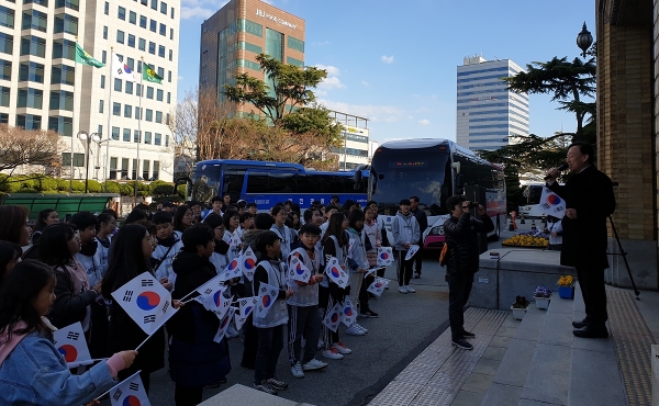 학생기자들과 거리 만세운동을 펼친 설동호 대전시교육감은 나라사랑에 미래세대인 학생들의 참여가 가장 중요하다고 강조했다.