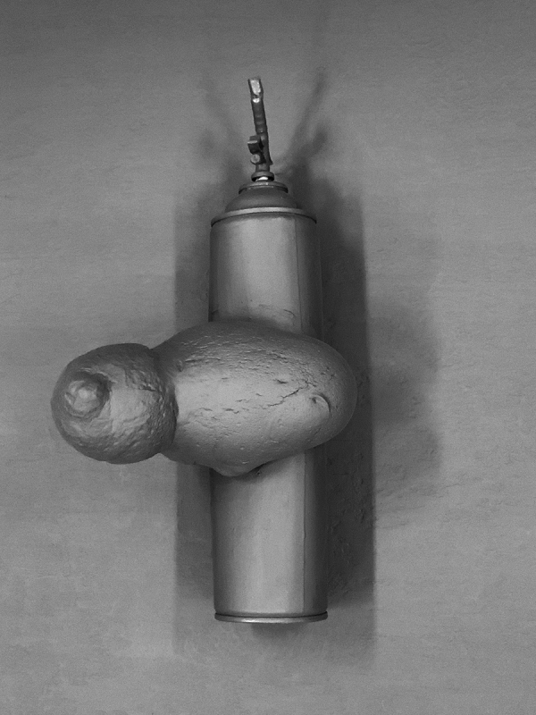 Art & Ideology, 2019, Graphite Powder on a Side-Stripped Foam Gun Spray; 36(h)x18x20 cm. 사진=목원대 제공 / 굿모닝충청 정민지 기자