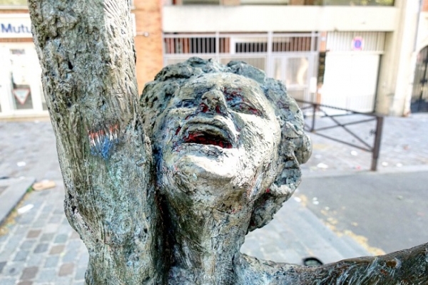 가수 에디 피아프(1915-1963)  사망 40주년을 기념하여 제작돼 파리 20구에 세워져 있는 조각상 