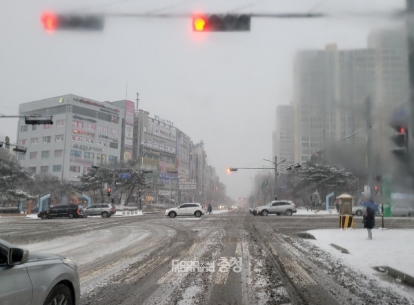 충북 청주지역에 밤새 5cm가량의 눈이 내리고 기온이 영하 8도까지 떨어져 출근길이 꽁꽁 얼어붙었다. 사진=굿모닝충청 김종혁 기자
