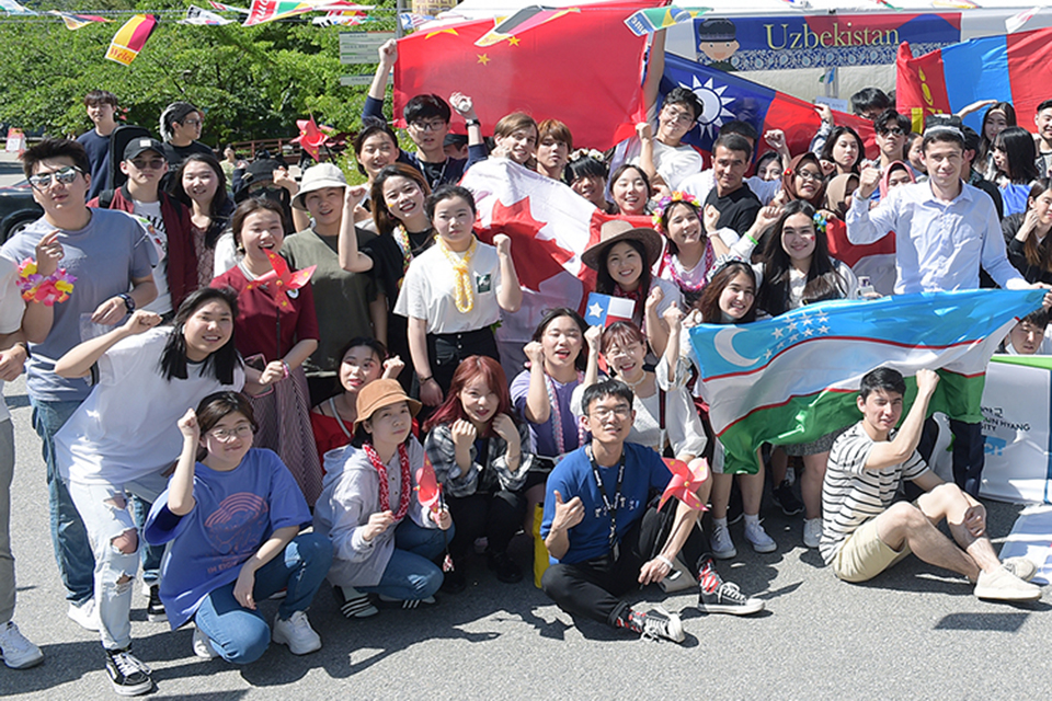 2019년 '순천향 글로벌 다문화 축제'에서 외국인 유학생들이 기념사진을 찍고 있다(사진=순천향대 제공)