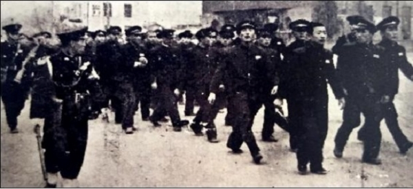 1960년 3월 8일 대전고 학생들이 시위 도중 경찰에 의해 집단 연행되는 장면.