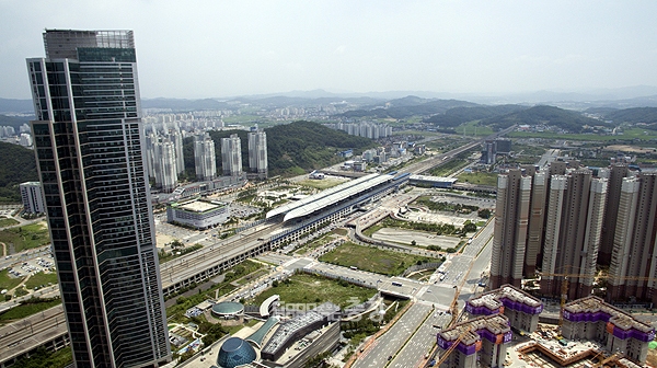KTX 천안아산역과 수도권전철 1호선 개통 등의 영향으로 신도심과 원도심 간 정치성향에도 뚜렷한 차이를 드러내고 있다. (자료사진)
