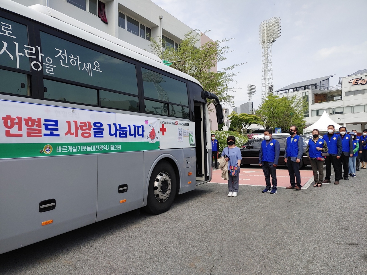 사진=바르게살기운동 대전시협의회 회원 140여명은 코로나19 장기화로 급감하는 혈액 수급량을 위해 22일 한밭종합운동장 대한적십자사 헌혈버스에서 헌혈을 실시했다.