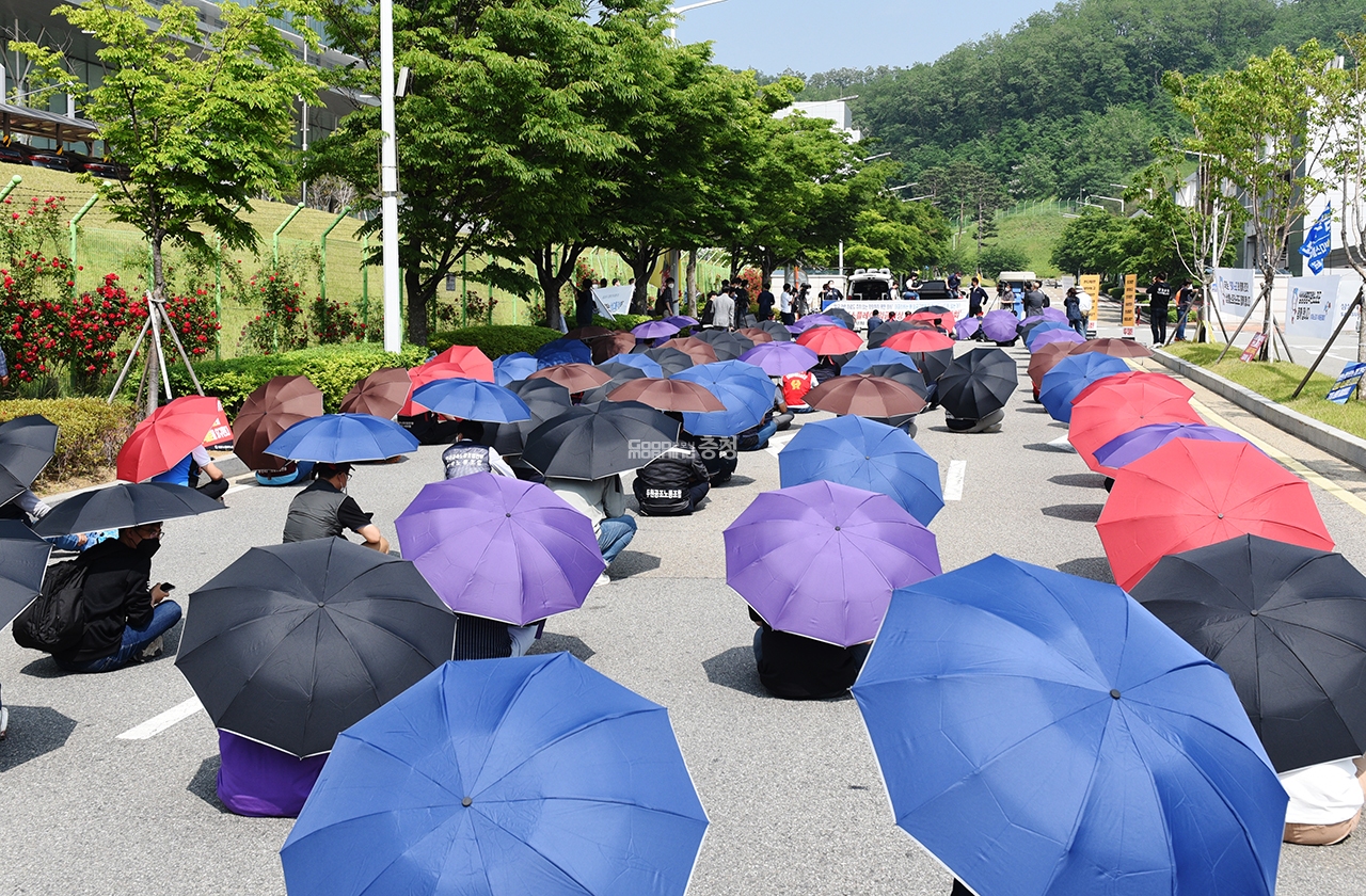 삼성디스플레이노조원들이 '삼성디스플레이 임금협상 교섭해태 규탄대회'에서 우산집회를 하고 있다.(사진=채원상 기자)