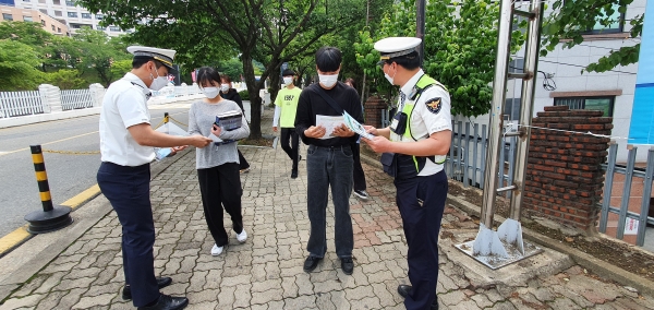 지난 1일부터 3일까지 대전동부경찰서는 대학가에서 개인형이동장치 홍보캠페인을 진행했다. 사진=대전경찰청 제공/굿모닝충청=박종혁 기자