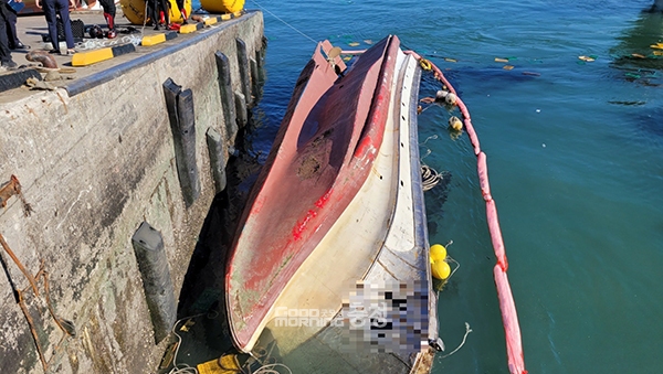 충남 보령시 대천항에서 10톤 어선이 뒤집히는 사고가 발생했다. (사진=보령해양경찰서 제공/굿모닝충청 이종현 기자)