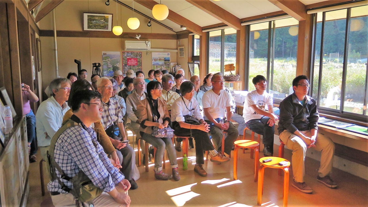 일본 도요오카시의 '하치고로 도시마습지(일본 람사르습지)'의 '황새습지네트워크(대표: 사다케)'는 매년 10월에 황새 축제를 개최한다. 2015년 한국환경생태연구소 이시완 박사가 9월에 한국에서 첫 방사한 황새가 일본으로 이동한 결과를 설명하는 자리에 지역 주민들이 열심히 경청하고 있다. 사진=굿모닝충청 백인환 기자