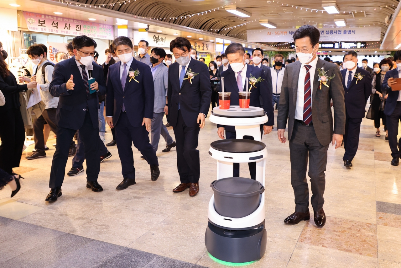 대전시가 13일 대전 중앙로 지하상가에서 AI·5G기반 배달·방역·바리스타 로봇 등 융합 서비스로봇을 선보였다. 대전시 제공 / 굿모닝충청 윤지수 기자