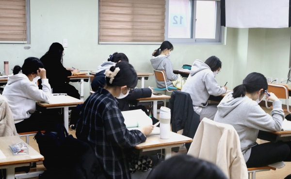 18일 대전 도안고에서 수험생들이 2022학년도 수능시험을 치르고 있다. 자료사진/굿모닝충청 김지현 기자