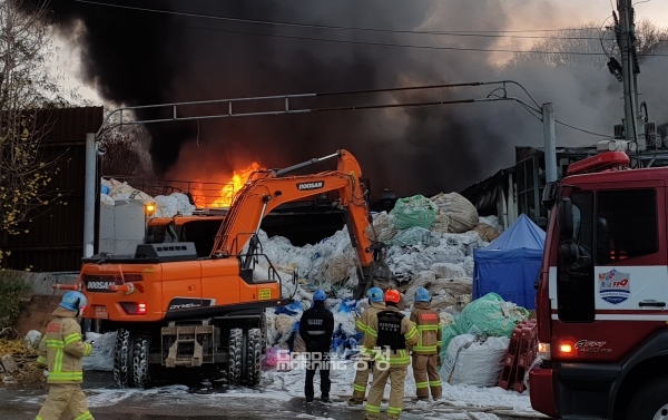 18일 오후 3시 13분께 충남 천안시 서북구 직산읍의 한 비닐 포장재(폴리) 폐기물업체에서 불이 나 소방당국이 진화 작업에 나섰다. (굿모닝충청=채원상 기자)