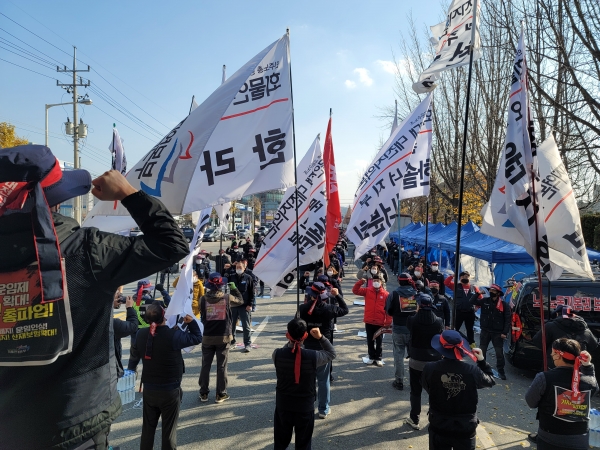 25일 대전 대덕우체국 앞에서 화물연대가 총 파업 출정식을 진행하고 있다. 사진=/굿모닝충청=박종혁 기자