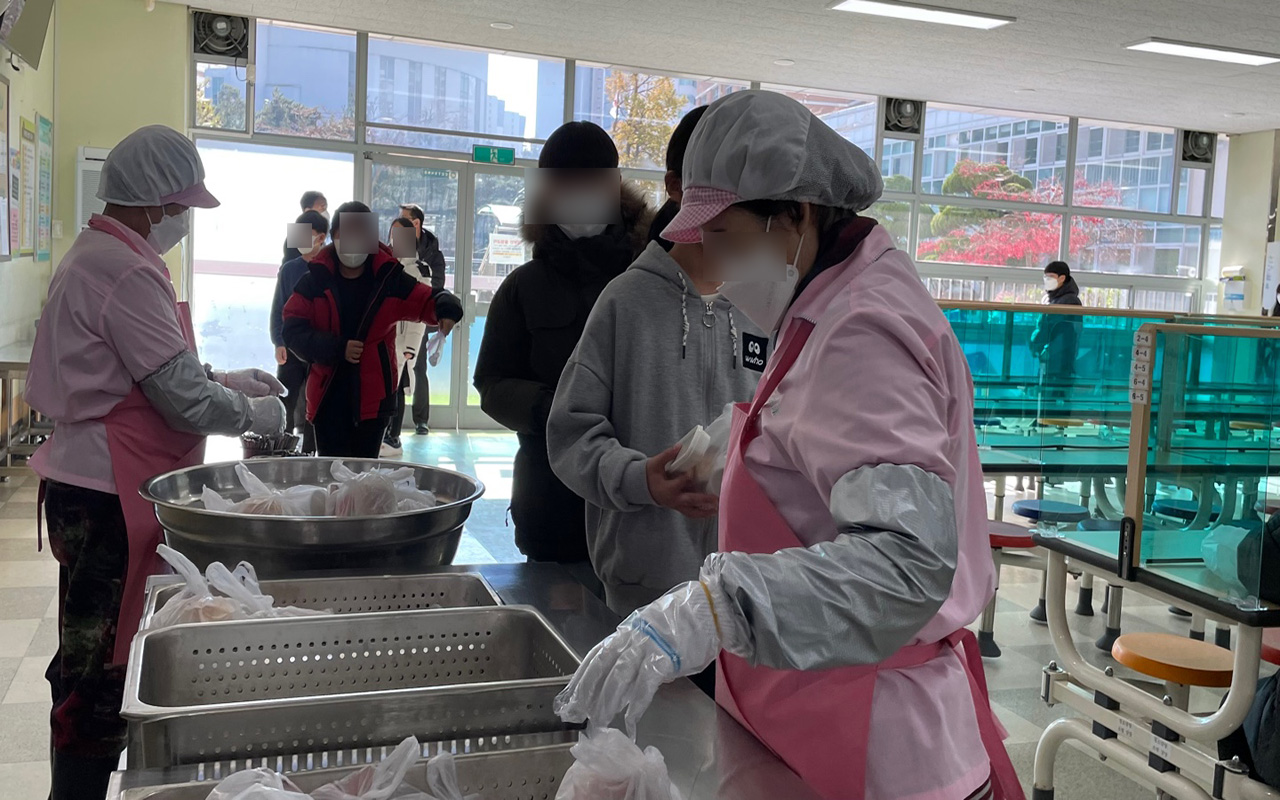 2일 대전 유성구의 한 초등학교에서 급식 지도 도우미들이 학생들에게 대체식을 나눠주고 있다/굿모닝충청 김지현 기자