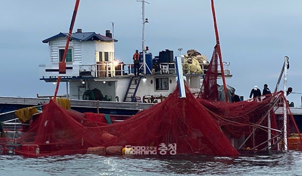 충남 보령시 외연도 인근 해상에서 전복된 어선에 있던 베트남 국적 20대 남성 A씨가 사고 닷새 만에 숨진 채 발견됐다. (사진=보령해양경찰서 제공/굿모닝충청 이종현 기자)