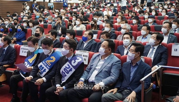 양승조 전 충남지사가 6.1 지방선거 이후 처음으로 열린 당 공식 행사에 참석해 눈길을 끌었다.