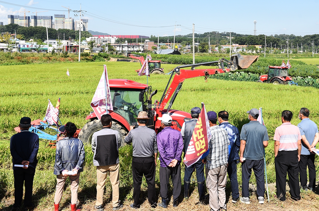 21일 천안시 풍세면에서 농민들이 논갈이 투쟁을 지켜보고 있다.(사진=채원상 기자)