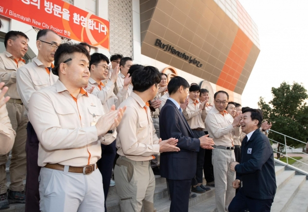 원희룡 국토부 장관이 이라크 비스마야 신도시 건설현장을 방문해 직원들을 격려하고 있다. 사진=페이스북