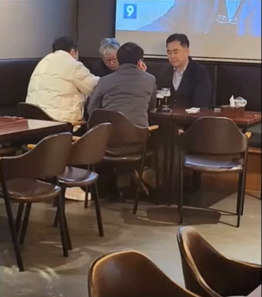 봉지욱 뉴스타파 기자가 촬영한 비명계 의원 4인의 영등포 술집 모임 사진. 얼굴이 확인되는 인물은 조응천 의원(좌)과 김종민 의원(우)이다.(출처 : 봉지욱 기자 페이스북)