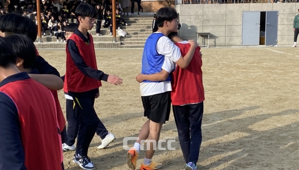 Enquanto o membro da equipe do primeiro ano, que infelizmente perdeu, chorava, um jogador do terceiro ano vestindo uma jaqueta azul correu e o abraçou com força.  (Foto = Bom dia do repórter Chang Cheung Joo Yeon-hwan)