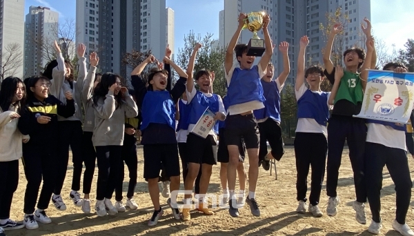 Os alunos vencedores da terceira e sétima série desfrutam de sua alegria.  (Foto = Bom dia do repórter Chang Cheung Joo Yeon-hwan)